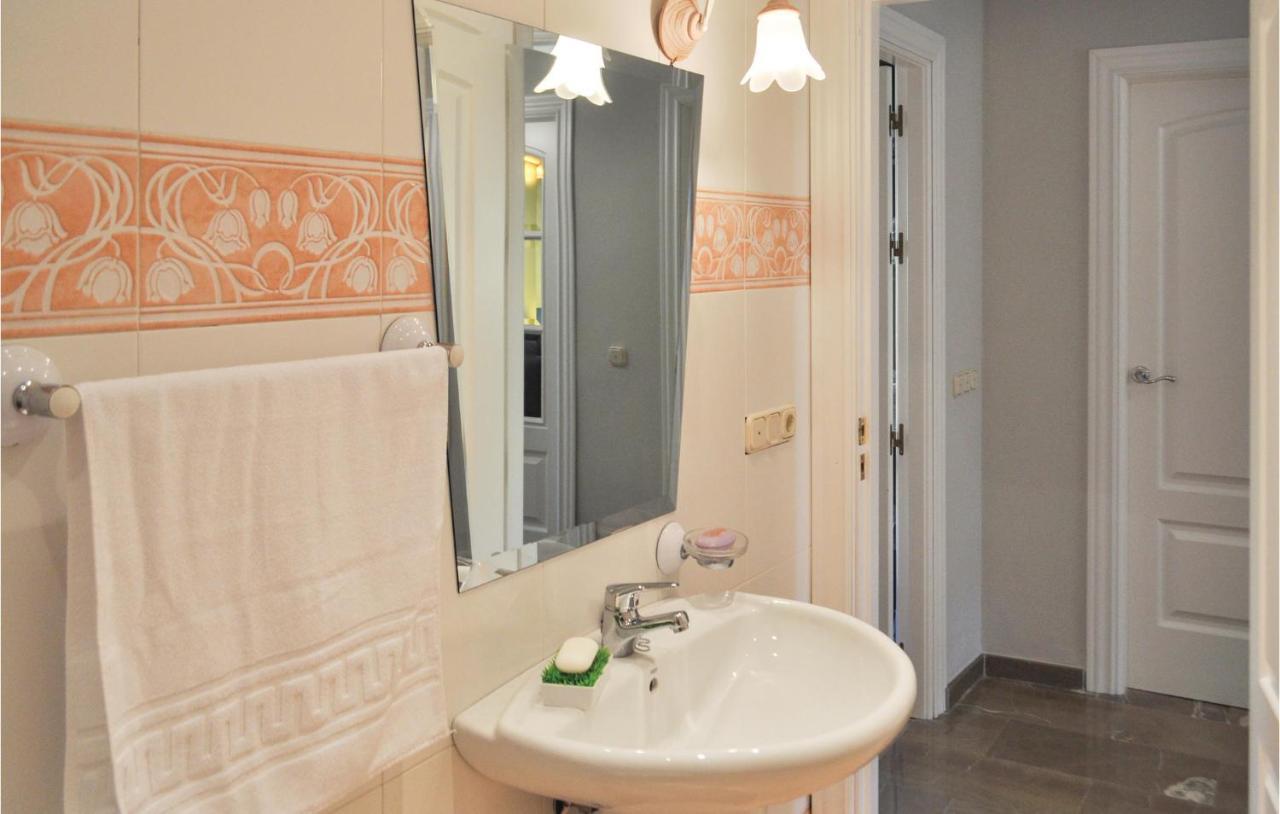 Cozy Home In Olivares With Outdoor Swimming Pool Ngoại thất bức ảnh